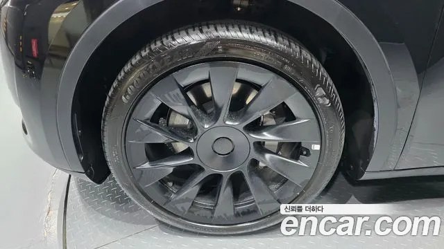 Tesla Model Y — Фото автомобиля 6