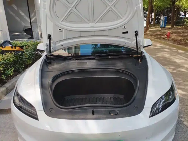 Tesla Model 3 — Фото автомобиля 15