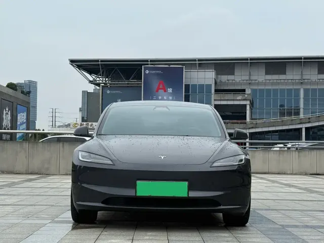 Tesla Model 3 — Фото автомобиля 2