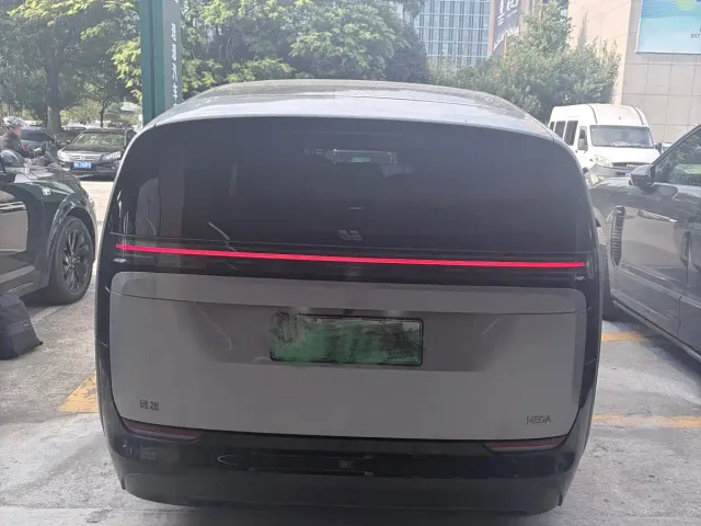 Li Auto MEGA — Фото автомобиля 4