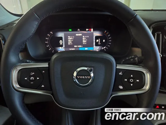 Volvo XC40 — Фото автомобиля 11