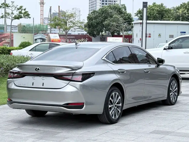 Lexus Lexus ES 2025 200 Ultimate Edition — Фото автомобиля 3