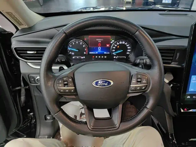 Ford Explorer — Фото автомобиля 10