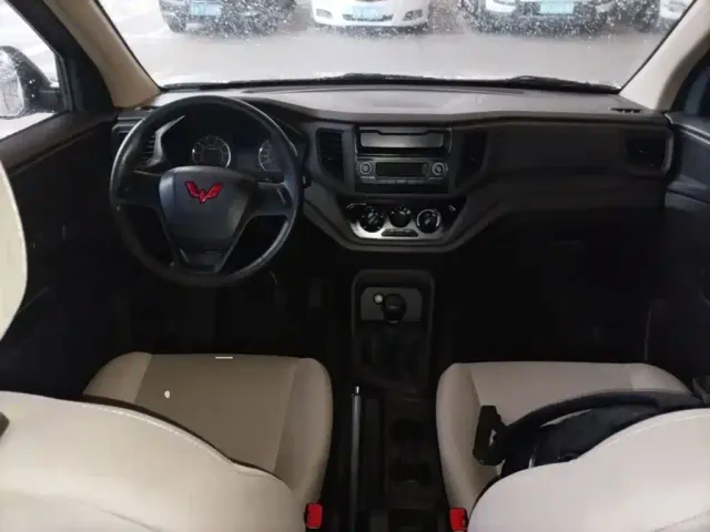 Wuling Hongguang V — Фото автомобиля 9