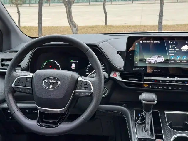Toyota Sienna — Фото автомобиля 6