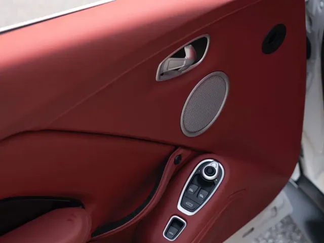 Aston Martin V8 Vantage — Фото автомобиля 14