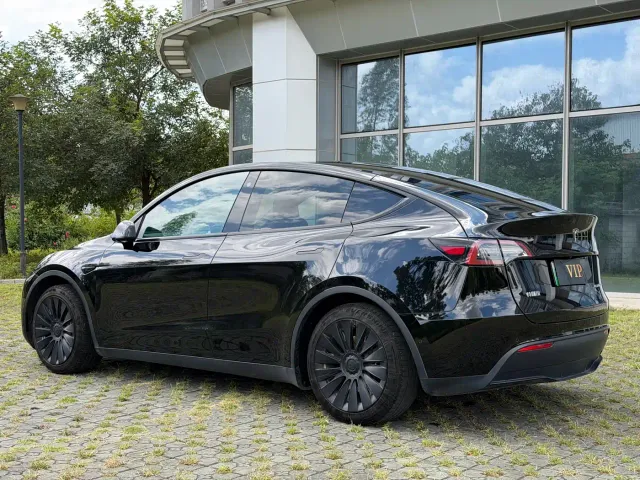 Tesla Model Y — Фото автомобиля 6