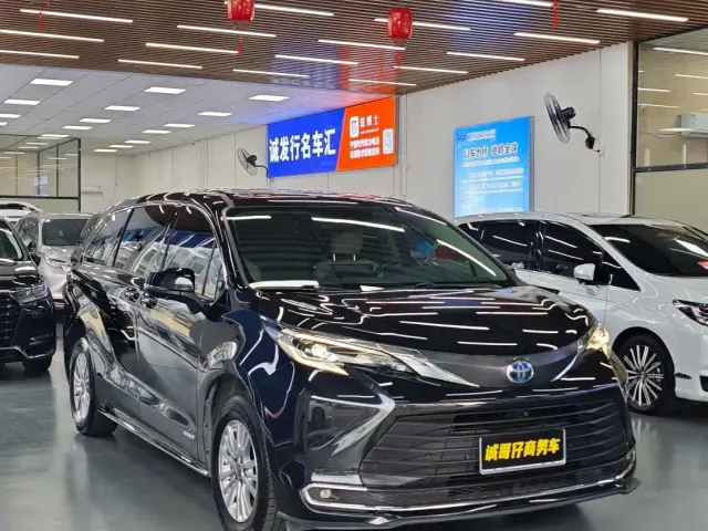 Toyota Sienna — Фото автомобиля 3