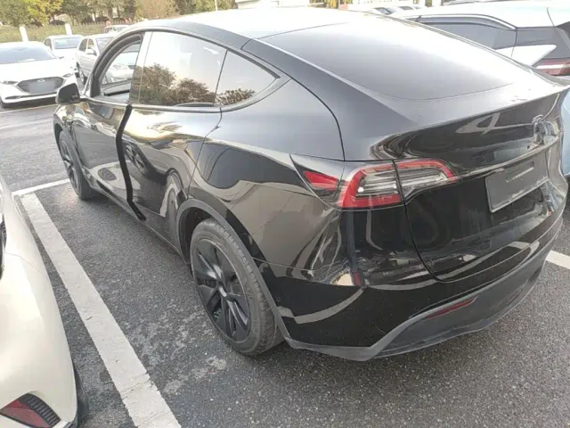 Tesla Model Y — Фото автомобиля 4