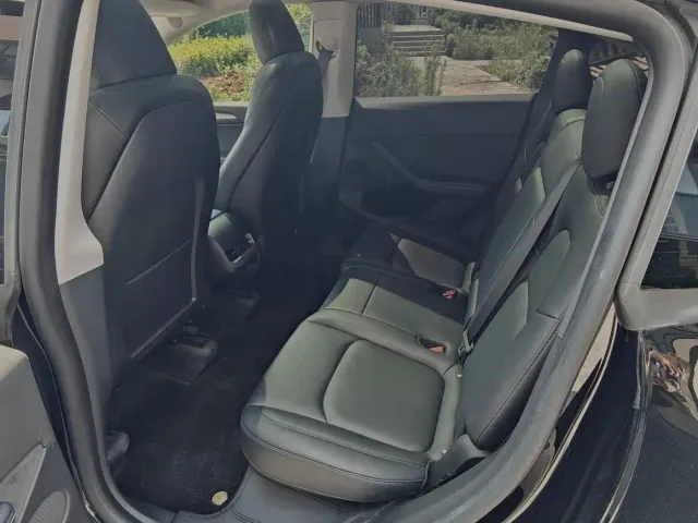 Tesla Model Y — Фото автомобиля 17