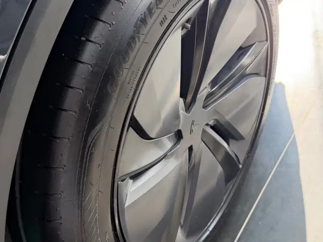 Tesla Model Y — Фото автомобиля 12