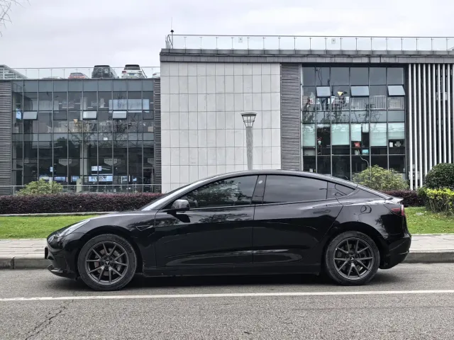 Tesla Model 3 — Фото автомобиля 4