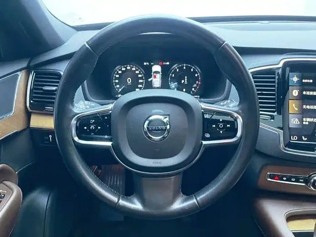 Volvo XC90 — Фото автомобиля 5