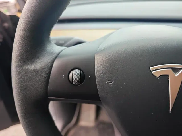 Tesla Model Y — Фото автомобиля 18