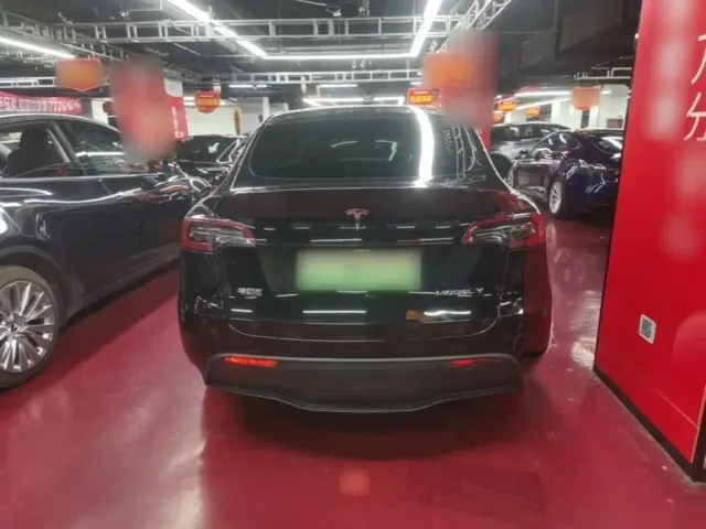 Tesla Model Y — Фото автомобиля 5