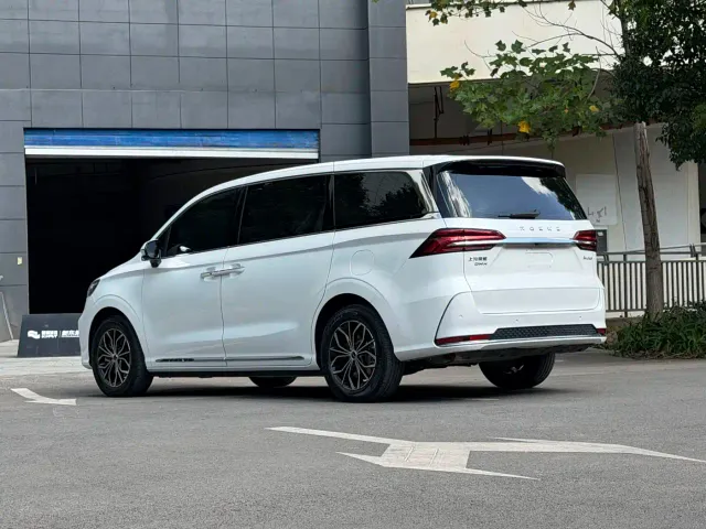 Roewe iMAX8 — Фото автомобиля 8