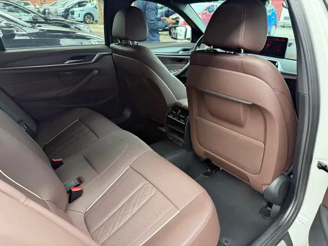 BMW 5 Series — Фото автомобиля 10