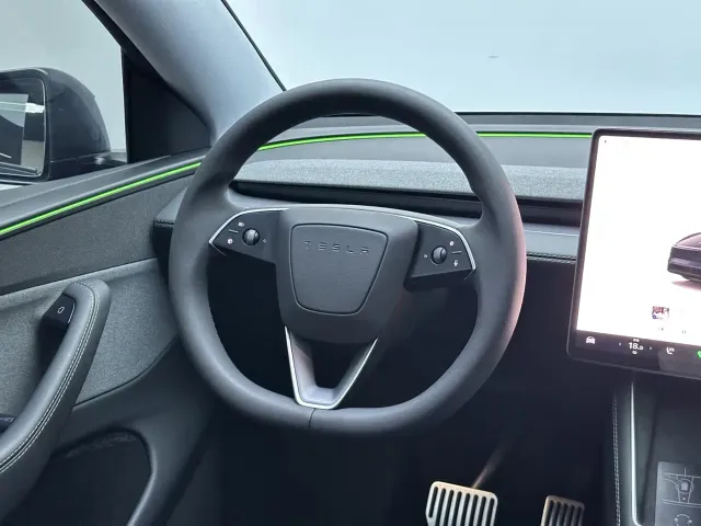 Tesla Model Y — Фото автомобиля 19