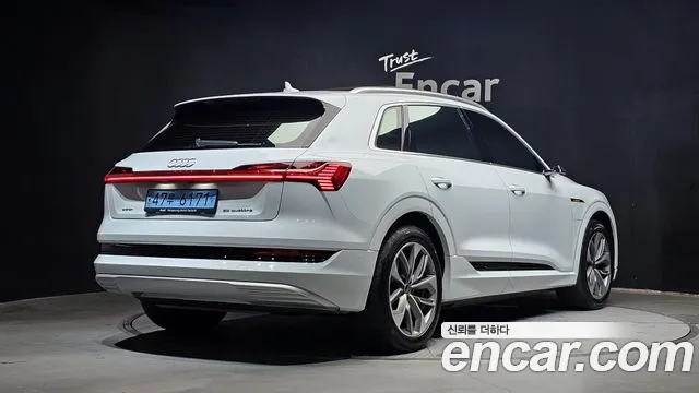 Audi e-tron — Фото автомобиля 2