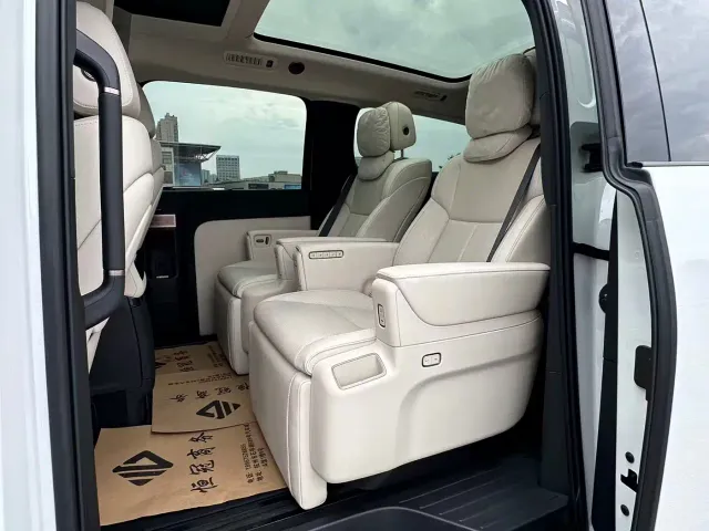 Li Auto MEGA — Фото автомобиля 8