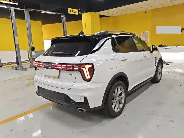 Lynk & Co 01 — Фото автомобиля 2