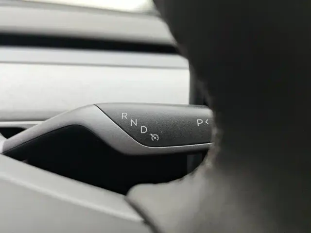 Tesla Model Y — Фото автомобиля 16