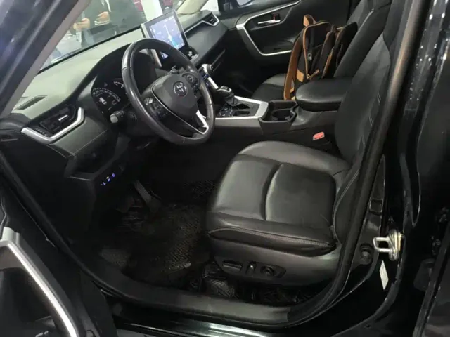Toyota RAV4 — Фото автомобиля 14