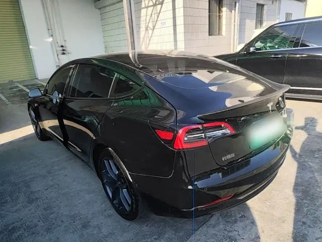 Tesla Model 3 — Фото автомобиля 4