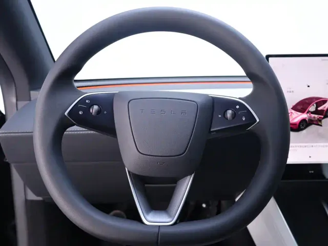Tesla Model Y L — Фото автомобиля 16