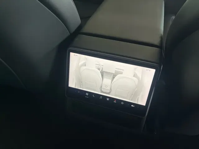 Tesla Model 3 — Фото автомобиля 8