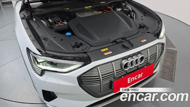 Audi e-tron — Фото автомобиля 6