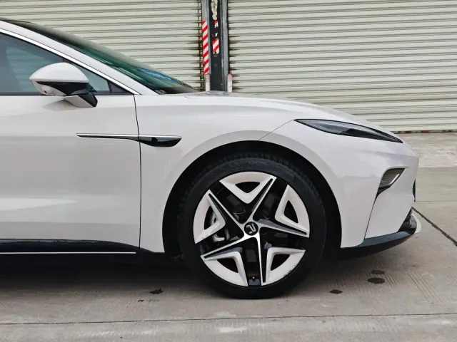 Roewe Rising Auto F7 — Фото автомобиля 5