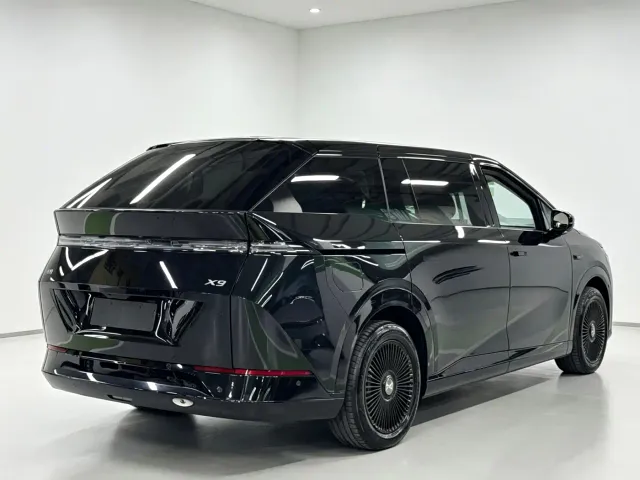 Xpeng X9 — Фото автомобиля 3