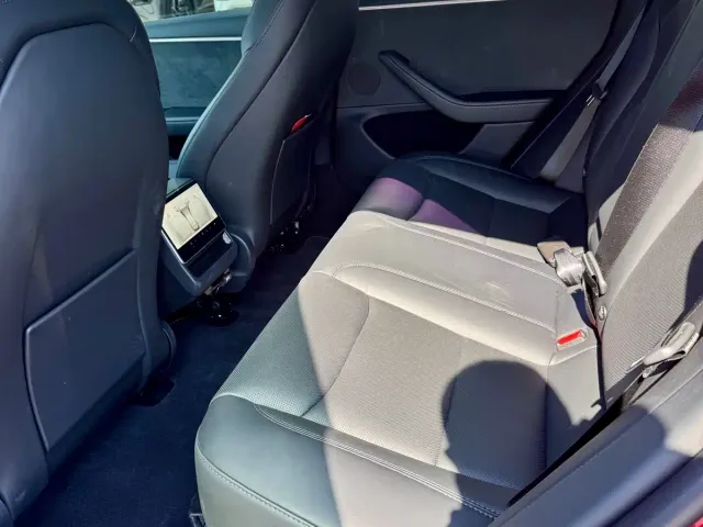 Tesla Model 3 — Фото автомобиля 10