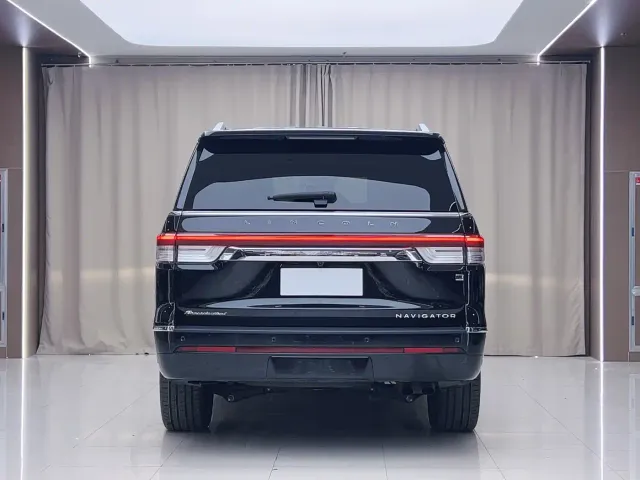 Lincoln Navigator — Фото автомобиля 19