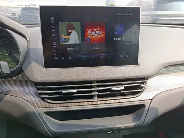 Hongqi E-QM5 — Фото автомобиля 17