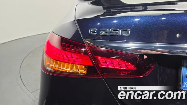 Mercedes-Benz E-Class — Фото автомобиля 20