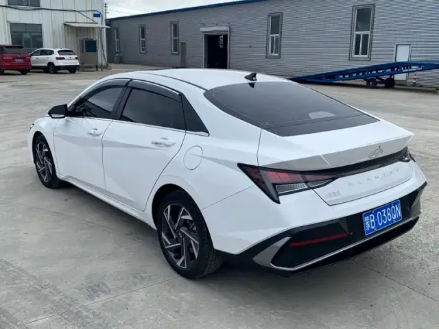 Hyundai Elantra — Фото автомобиля 3