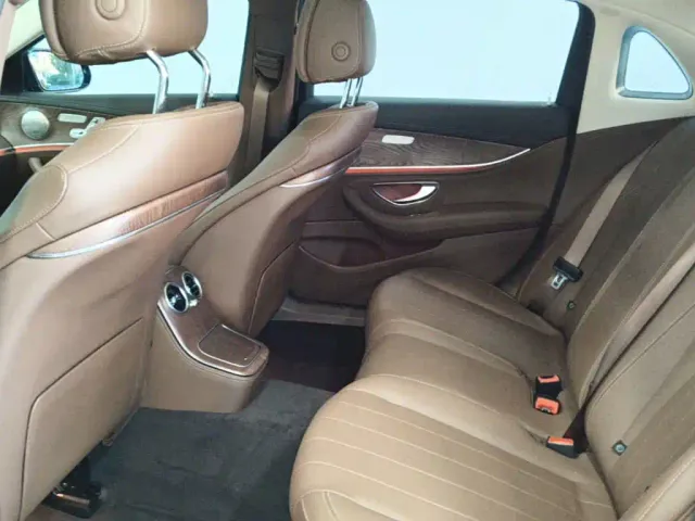 Mercedes-Benz E-Class — Фото автомобиля 16