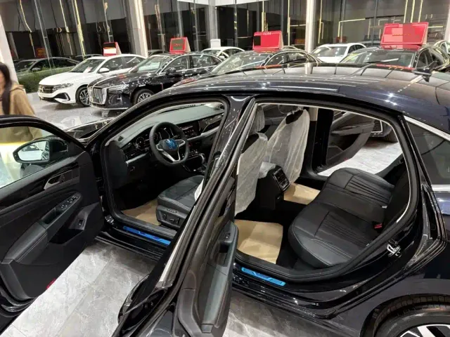 Volkswagen Passat — Фото автомобиля 16