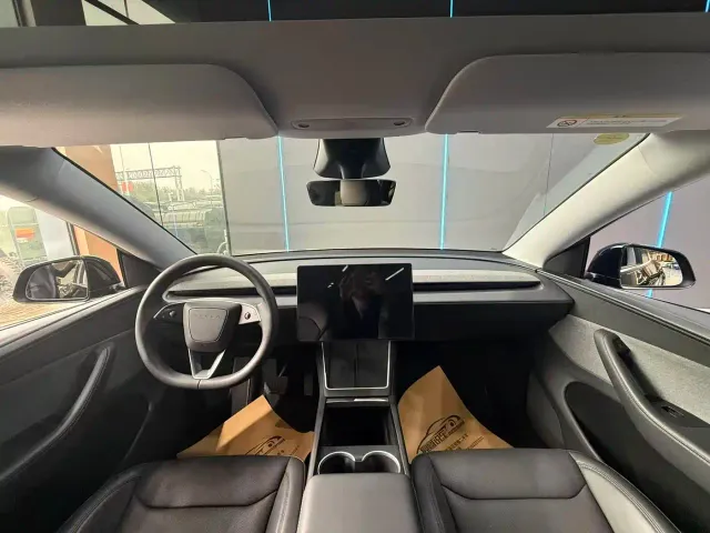 Tesla Model Y — Фото автомобиля 9