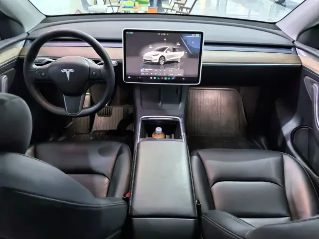 Tesla Model Y — Фото автомобиля 8