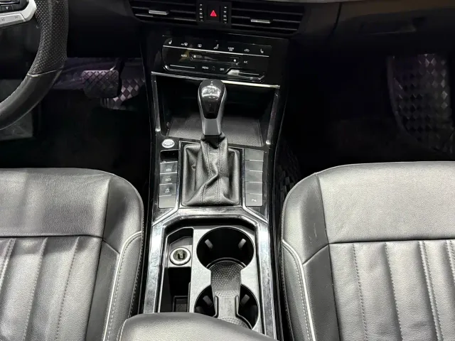 Volkswagen Passat — Фото автомобиля 16