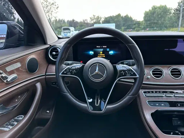 Mercedes-Benz E-Class — Фото автомобиля 18