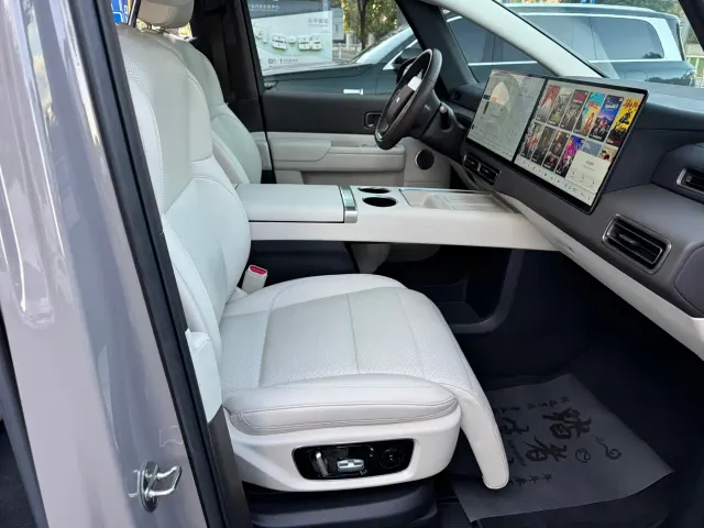 Li Auto MEGA — Фото автомобиля 12