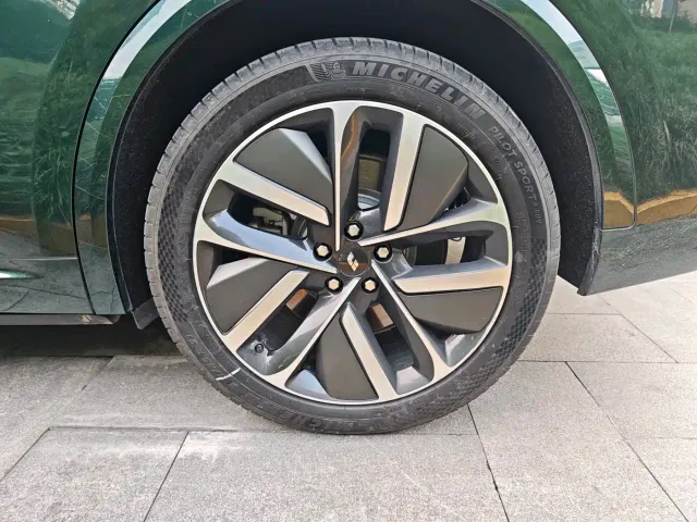 Li Auto L8 — Фото автомобиля 15
