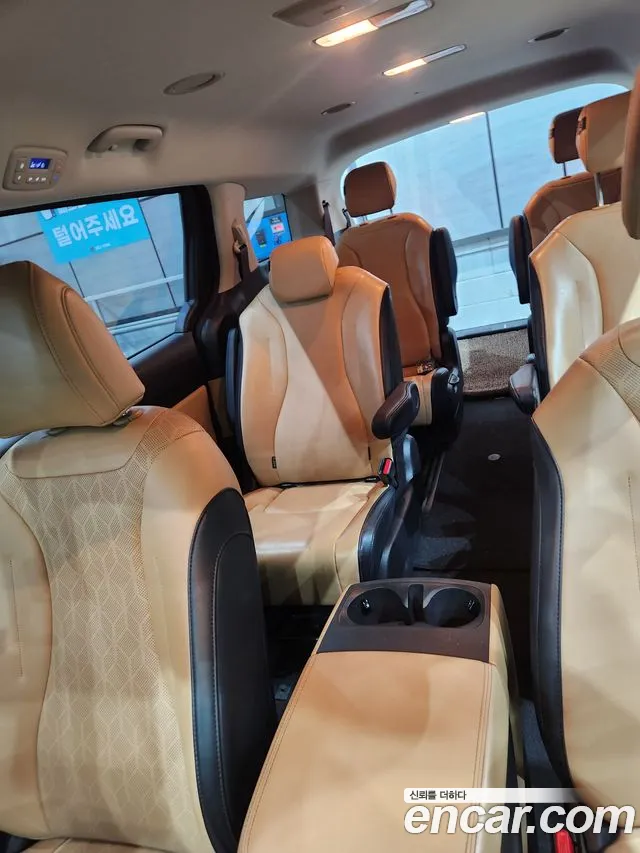 Kia Carnival Generation 4 — Фото автомобиля 12