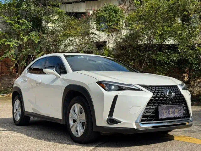 Lexus UX — Фото автомобиля 3