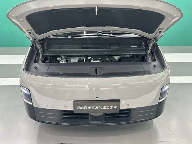 Li Auto MEGA — Фото автомобиля 13