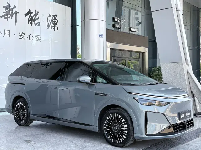 Xpeng X9 — Фото автомобиля 3